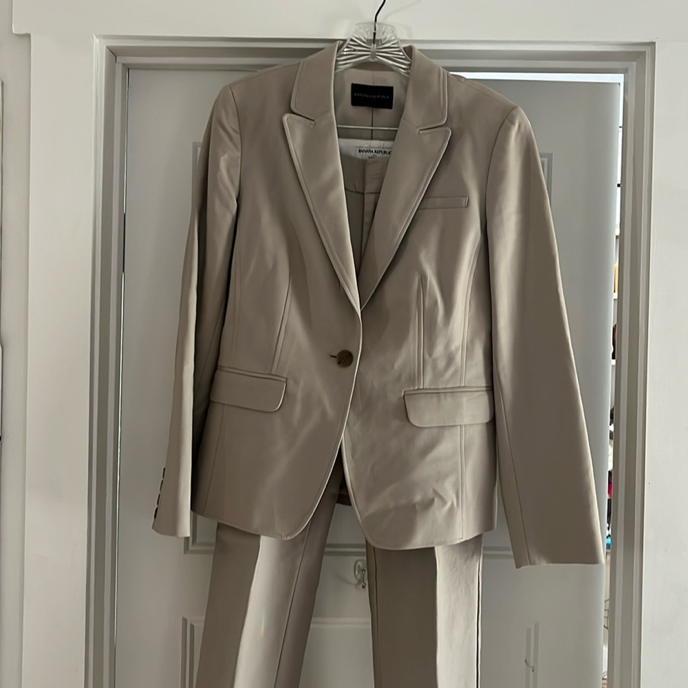 Banana Republic women’s suit - beige size 8